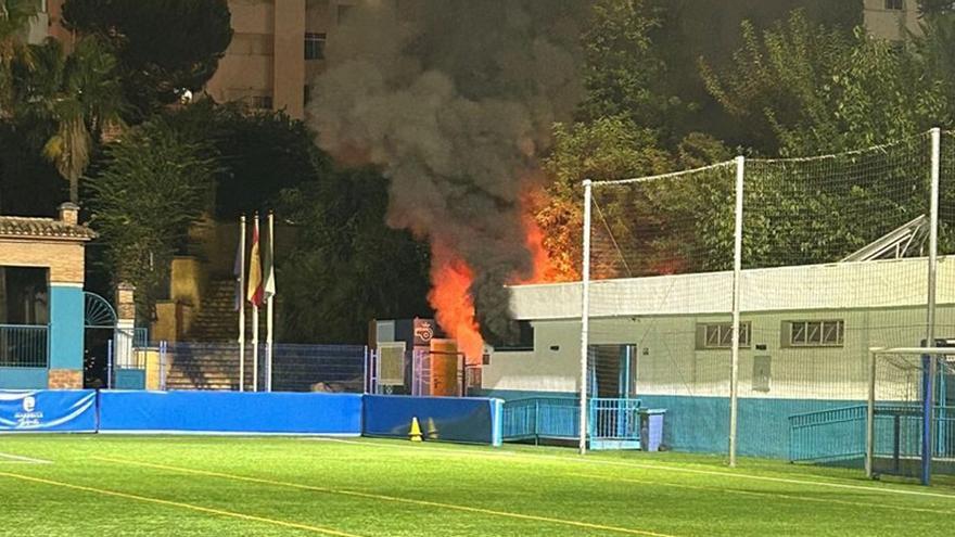 Arde el vestuario de un campo de fútbol municipal de Marbella