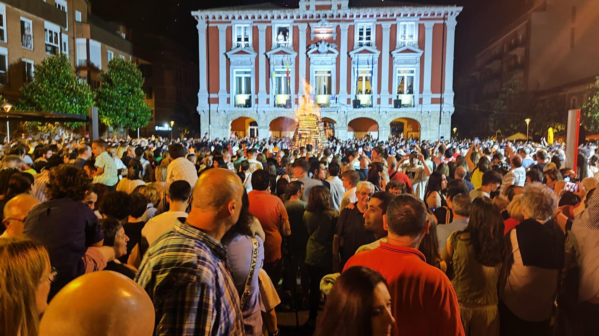 Así fue la hoguera de San Xuan en Mieres: arte, fuego y un dragón gigante