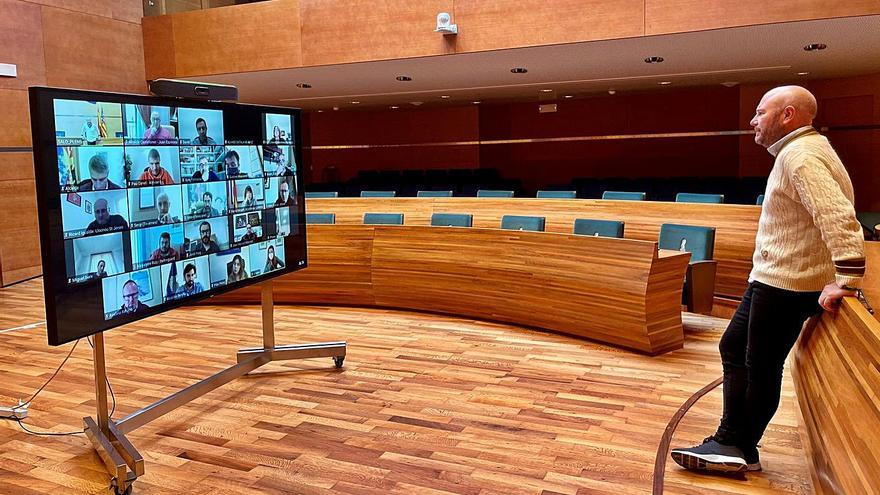 El presidente Toni Gaspar, ayer en la reunión telemática con los alcaldes de la Safor. | RAQUEL ABULAILA