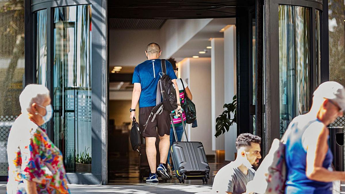 Un pareja de turistas entrando en un hotel de Benidorm en una imagen de archivo.