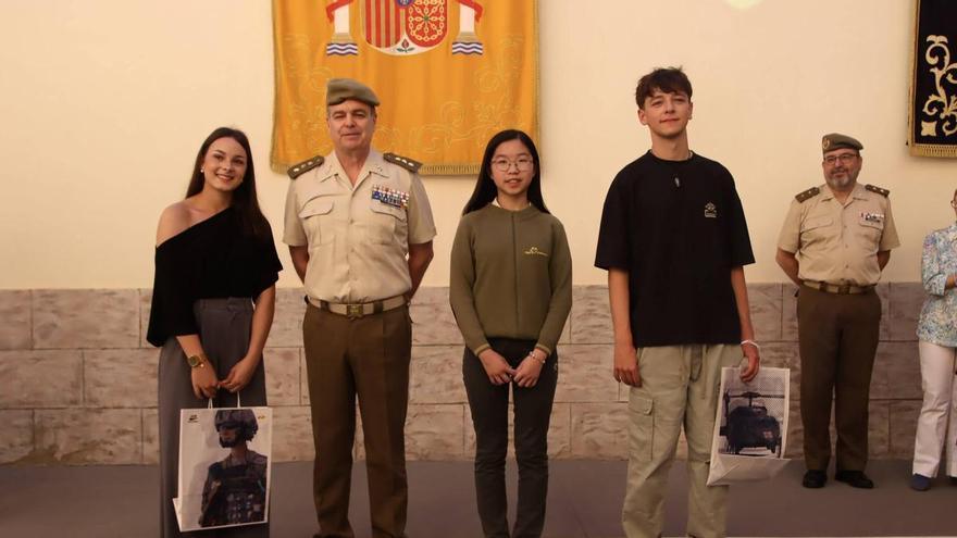 Defensa reconoce a los estudiantes ganadores de la fase valenciana del concurso literario Carta a un militar español