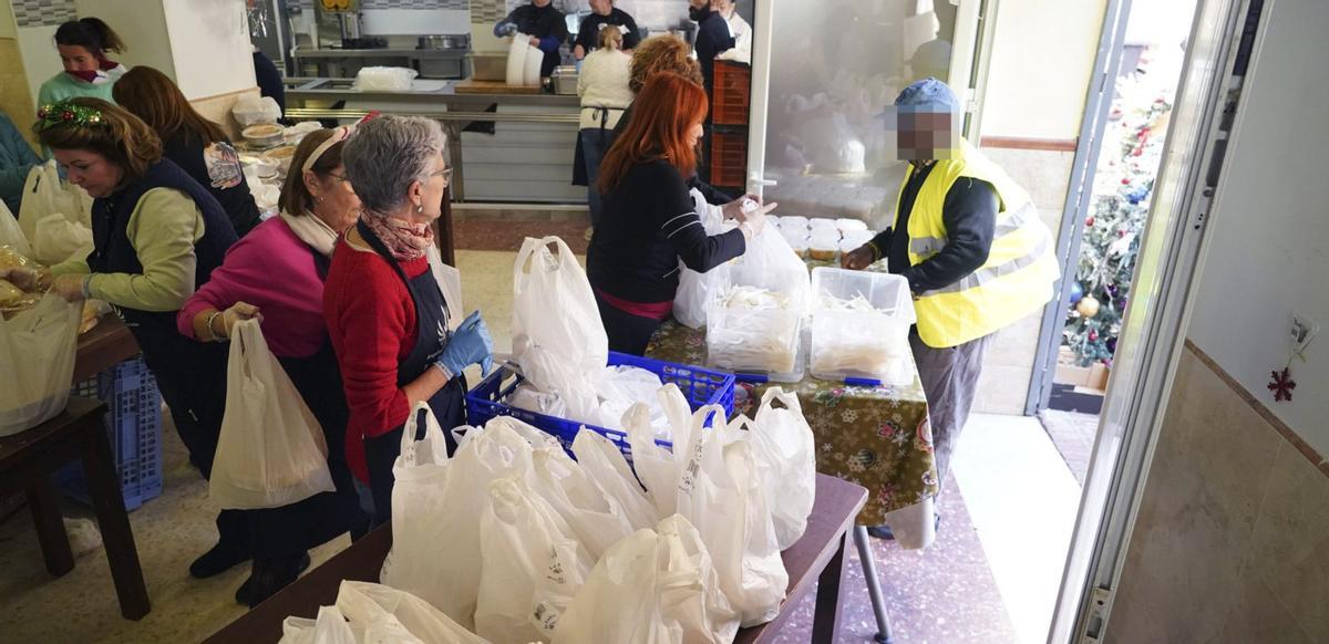 Reparto de alimentos de Los Ángeles de la Noche en Málaga.