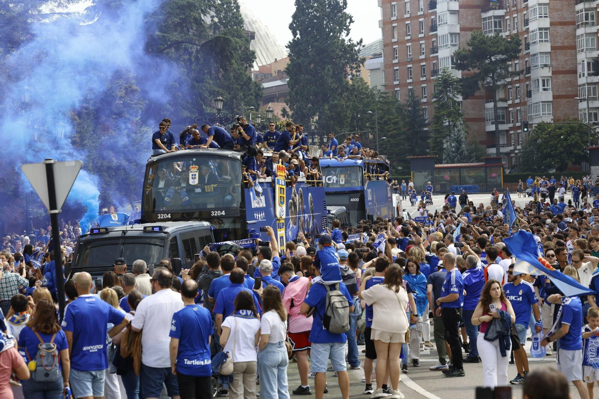 Locura azul en las calles de Oviedo para celebrar el ascenso del equipo a Primera División