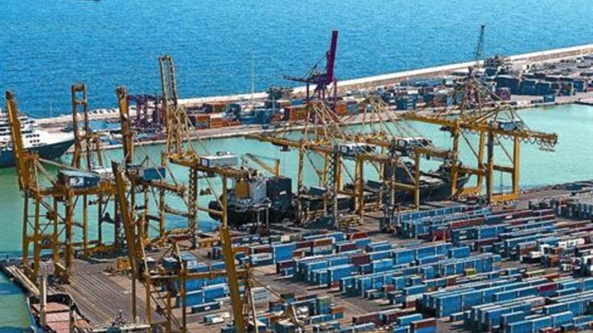 Contenedores para la exportación en el puerto de Barcelona.