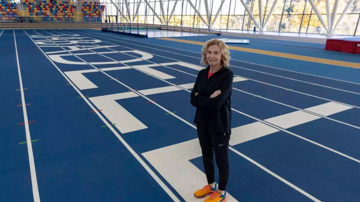 Carme Valero, en la pista de atletismo de Sabadell .