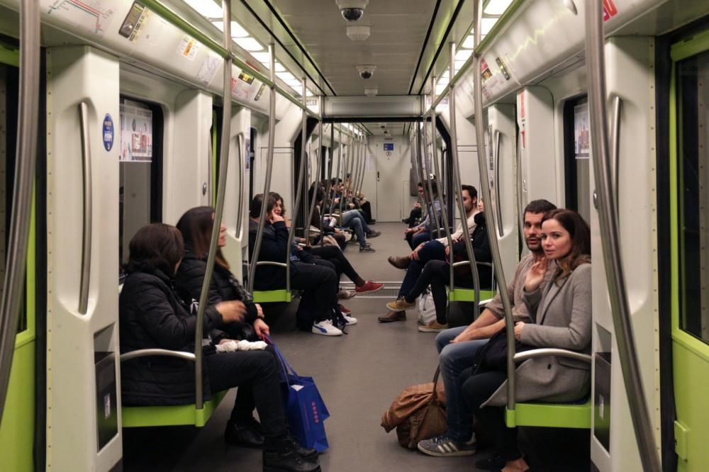 Los paros hacen mella en la inauguración del metro nocturno