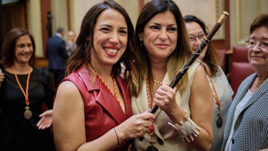 Zambudio (derecha), junto a Patricia Hernández, en la toma de posesión del gobierno chicharrero de PSOE y Cs.