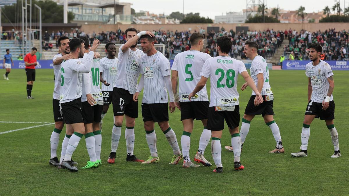 Los jugadores del Córdoba CF celebran el gol de Willy Ledesma en San Fernando.