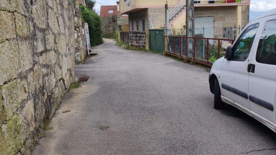 Vial de Couso con un coche estacionado. |   // FDV