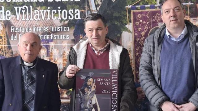 De izquierda a derecha, Gonzalo José Suárez, Nicolás Rodríguez, con un cartel de la Semana Santa maliayesa, y Alejandro Vega. | V. ALONSO