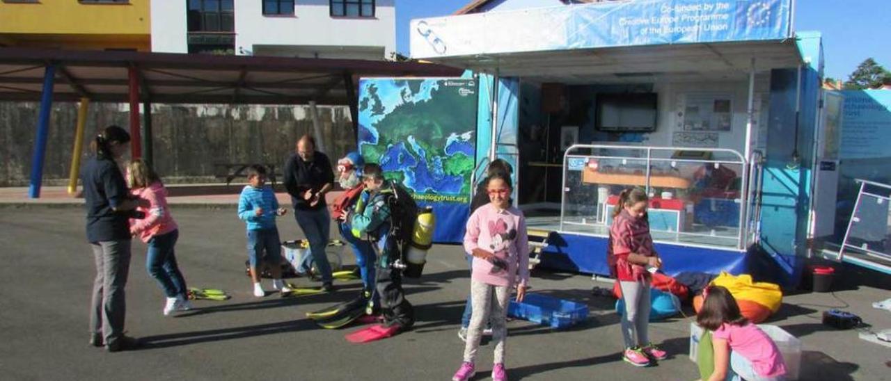 Varios escolares, disfrutando de la exposición ayer en el Colegio Público de Colombres.