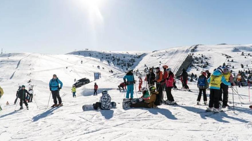 Aficionats a l&#039;esquí i l&#039;&#039;snowboard&#039; en una jornada de sol i neu a les pistes de la Molina aquesta temporada