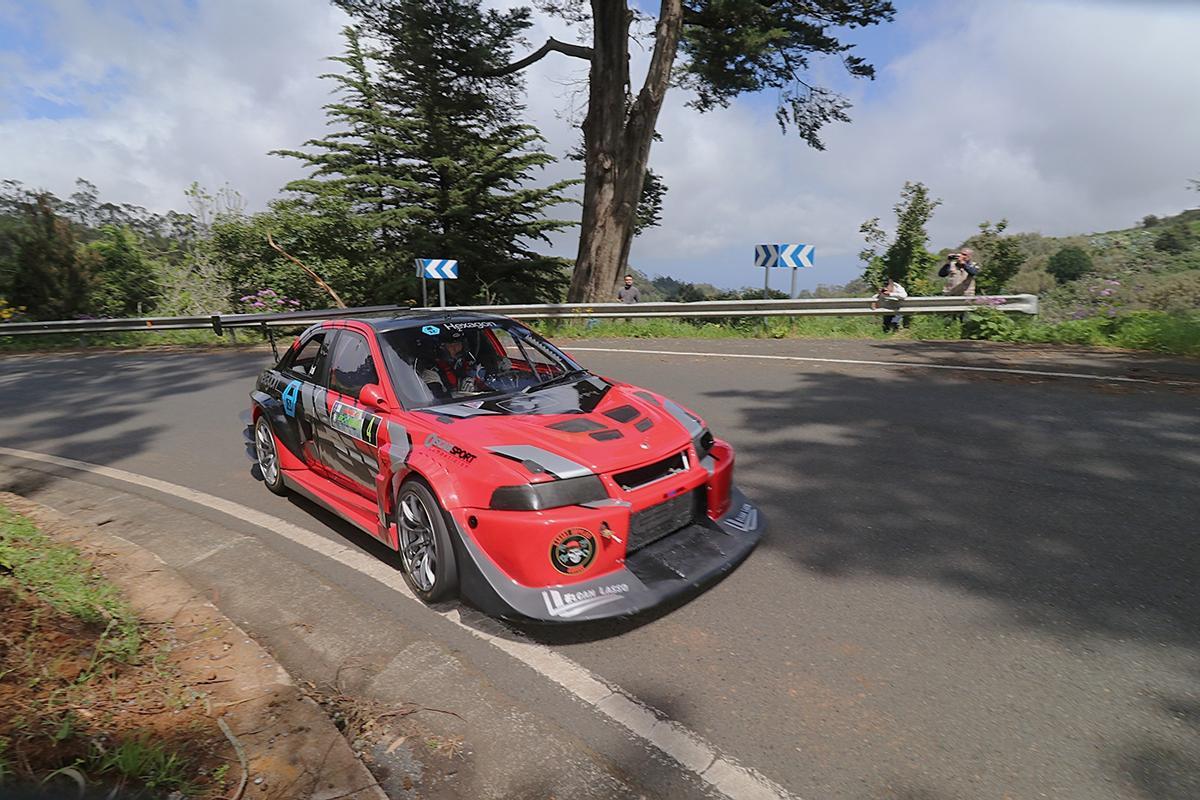 Miguel Cabral conduce su Mitsunishi Lancer Evo V.