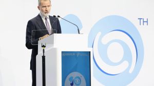 El Rey Felipe VI interviene durante la inauguración del X Foro Global de la Alianza de Civilizaciones en Cascais (Portugal)