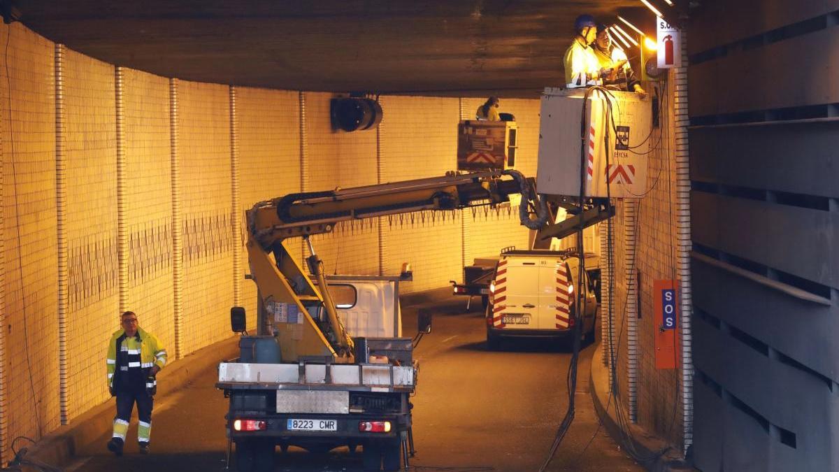 Trabajos de mantenimiento en el túnel de Beiramar de Vigo. // Alba Villar