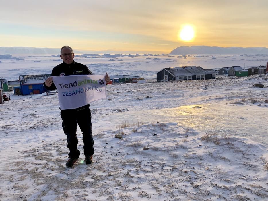 Cuarto día del Desafío Ártico lleva a Manuel Calvo hasta Qaanaaq