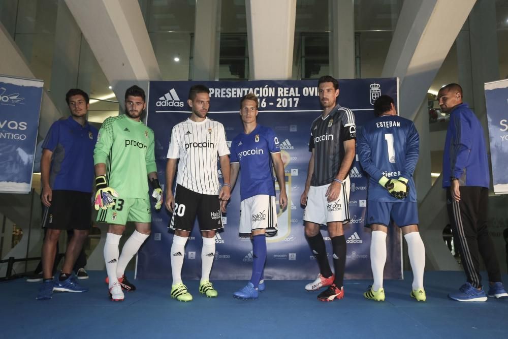 Presentación de la nueva equipación del Real Oviedo