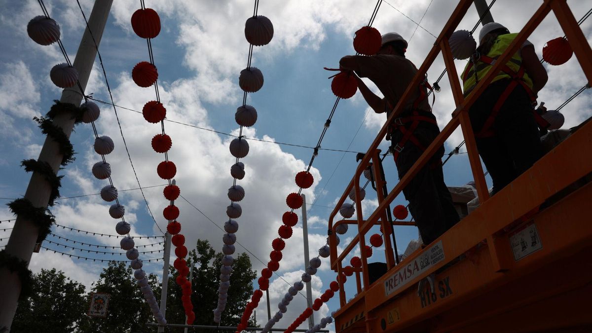 Colocación de farolillos en la Feria de abril de Sevilla. A 07 de mayo de 2025, en Sevilla (Andalucía, España). Ambiente en el Real de la Feria de Abril de Sevilla. 07 MAYO 2025 Rocío Ruz / Europa Press 07/05/2025. Rocío Ruz;category_code_new;