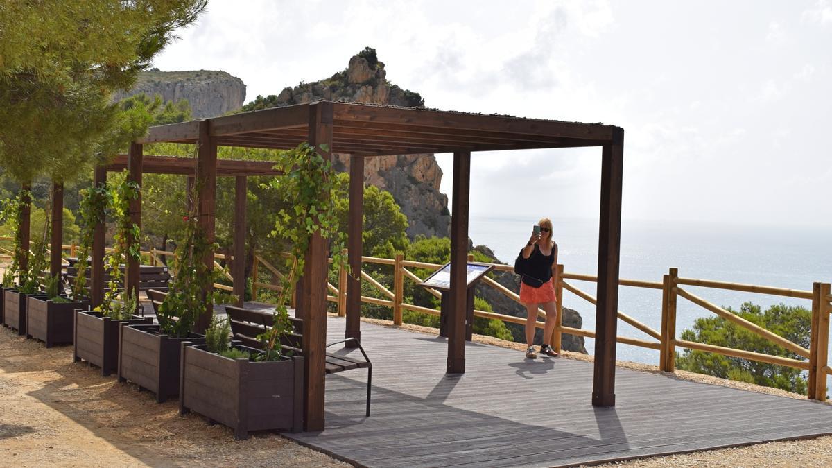 El impresionante mirador cuenta con una pérgola para protegerse del sol