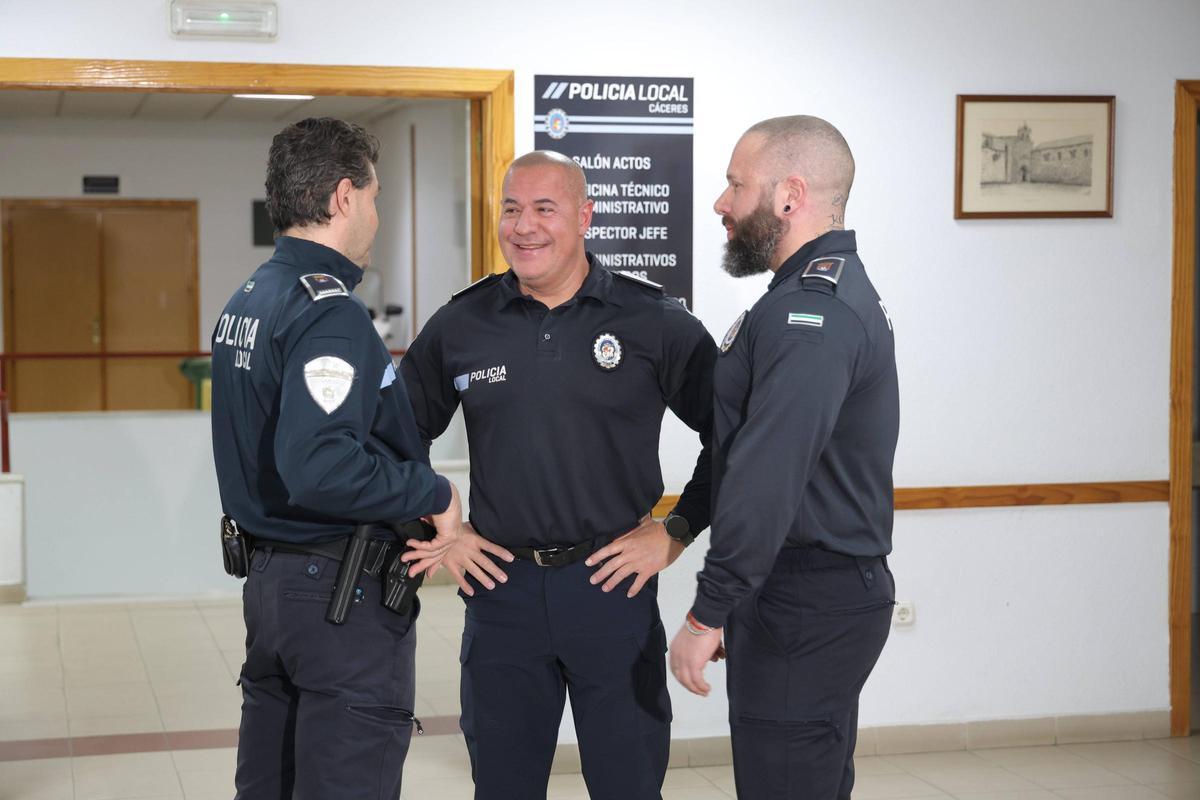 Galería | Chema y Andrés, los policías que llegaron a tiempo para salvar una vida en la Gran Vía de Cáceres