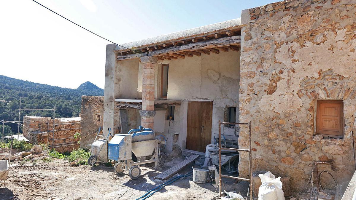 Obras de reforma de una casa payesa situada en Cala d’Hort, junto al observatorio astronómico.