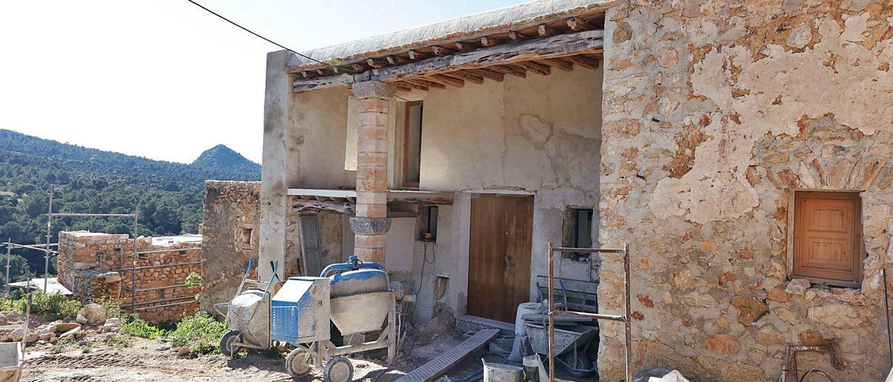 Obras de reforma de una casa payesa situada en Cala d’Hort, junto al observatorio astronómico. | J. A. RIERA