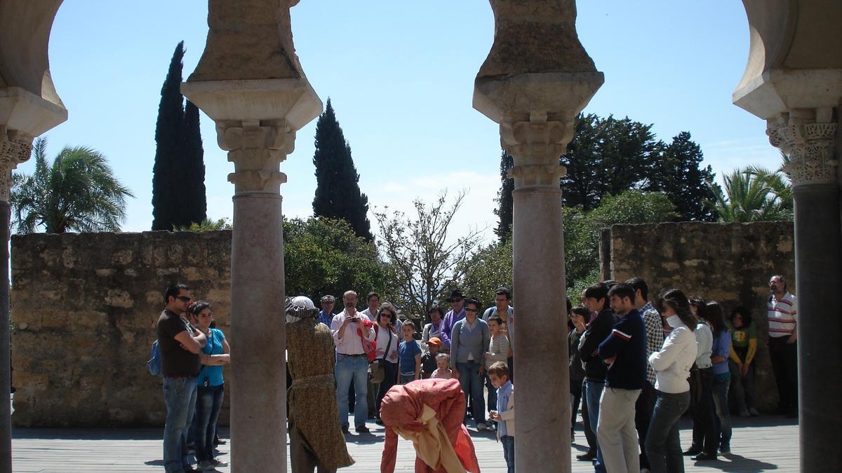 Una visita teatralizada en Medina Azahara.