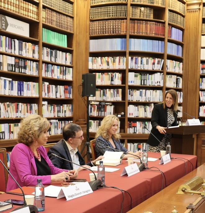 Jaume Alonso-Cuevillas aspira a ser Magda Oranich