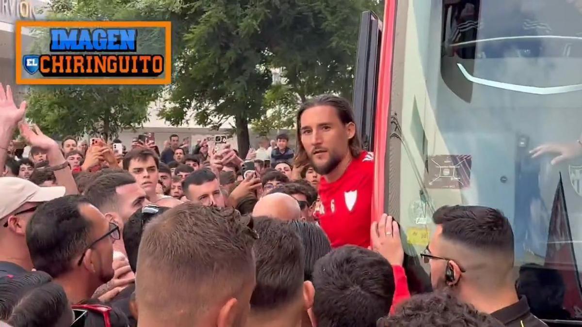 ¡Máxima tensión! Gudelj, capitán del Sevilla, baja del autobús para dedicar unas palabras a la afición