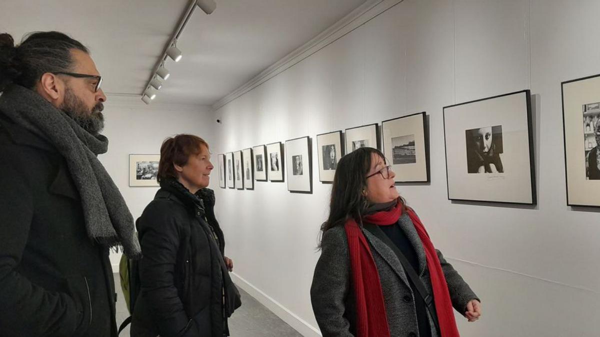 Esperanza Herranz muestra una de sus fotografías en la exposición.