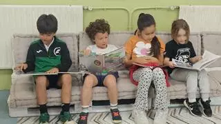 El colegio de La Fresneda inaugura biblioteca de la mano del "señor Teca": así es el nuevo espacio de lectura del centro