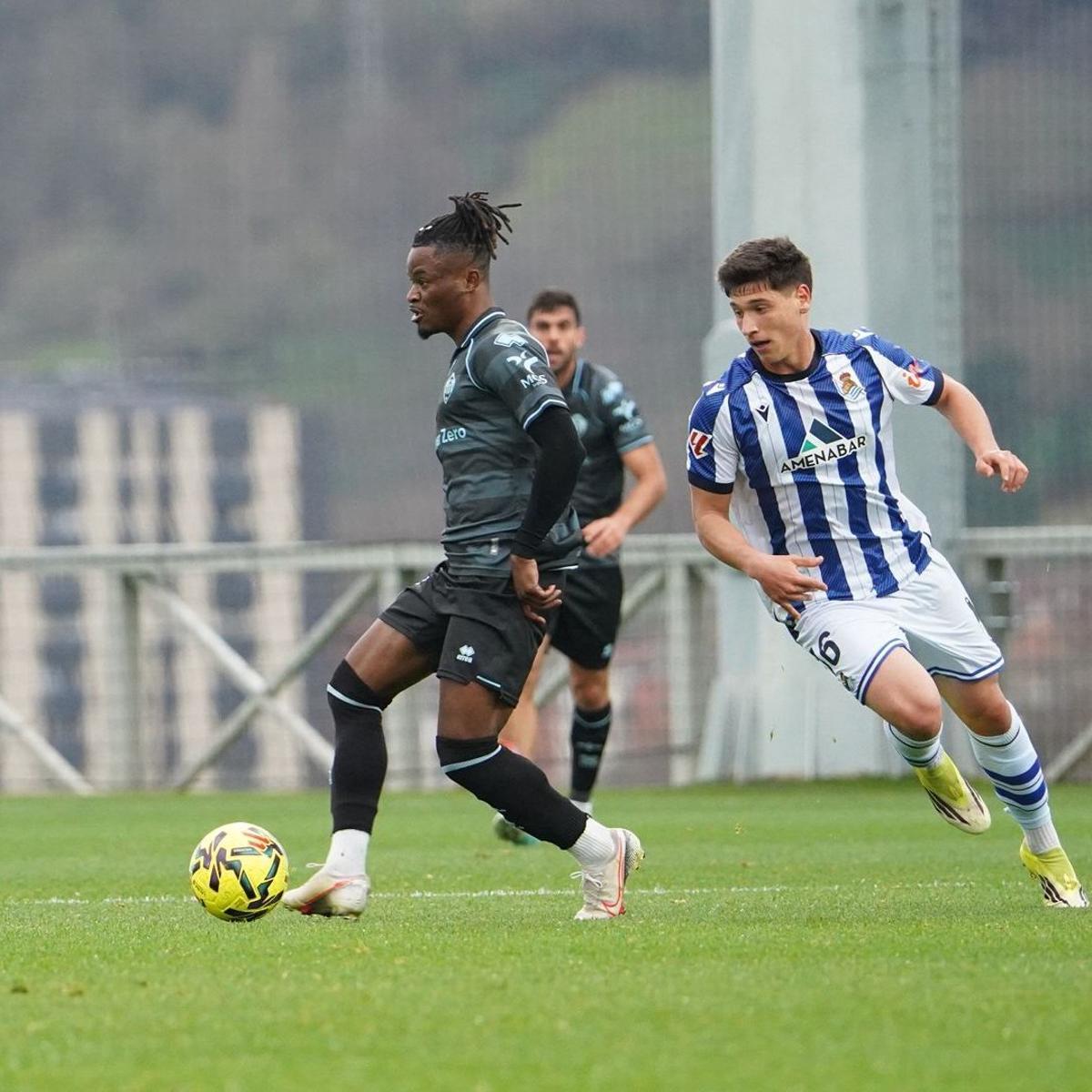 Brian Cipenga, con el esférico en el Real Sociedad B-Castellón