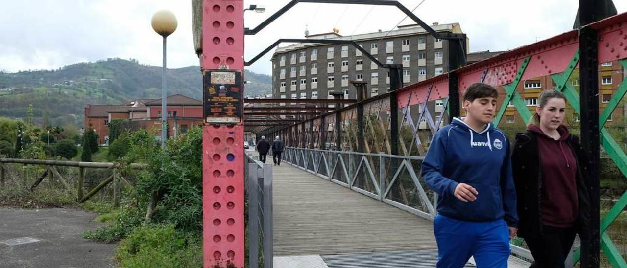 Vecinos paseando por el puente de La Maquinilla.