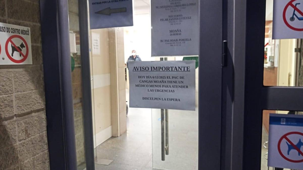 Un cartel en el PAC de Cangas indicaba que se trabajaba con un médico menos