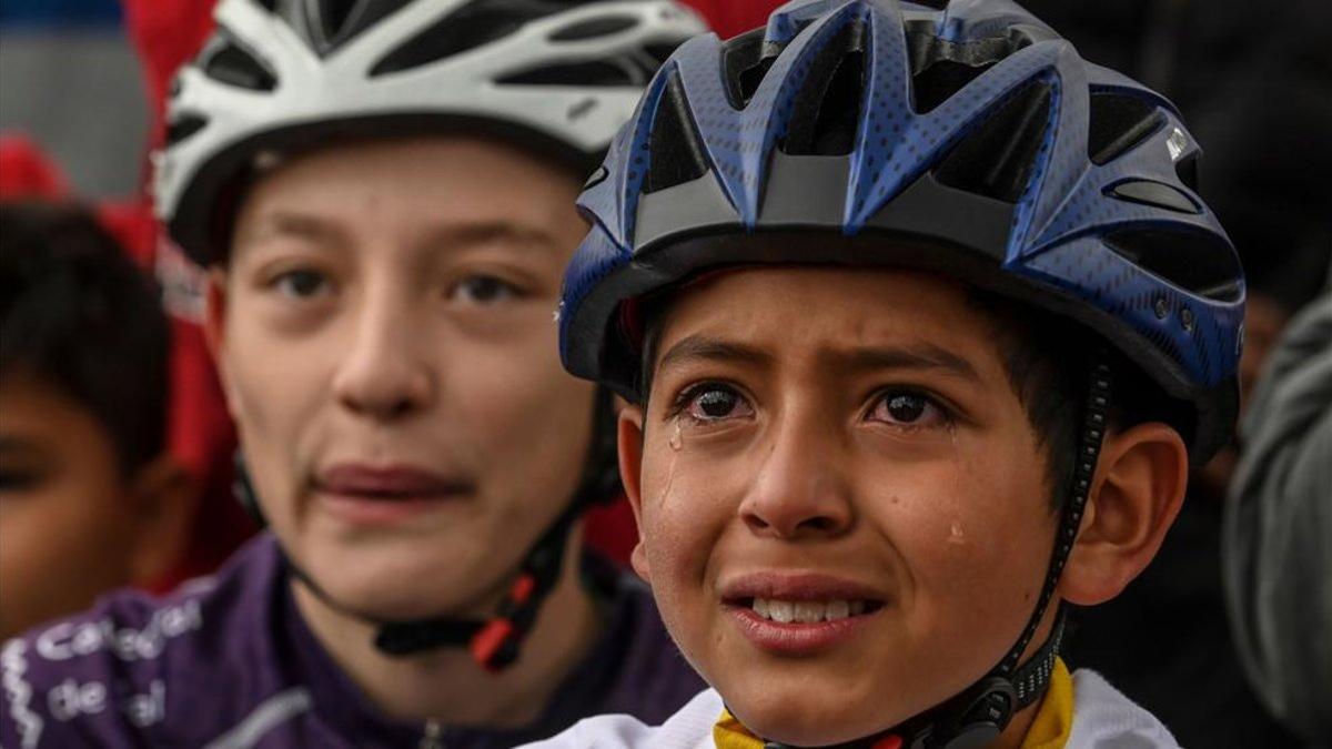 Niños colombianos derraman lágrimas de felicidad al ver a su ídolo, Bernal, coronarse en París.