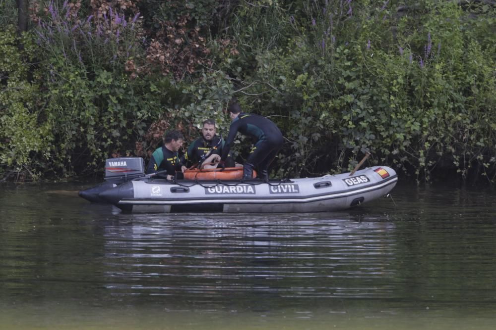 Operativo para rescatar el cadáver del dominicano desaparecido en el Nalón