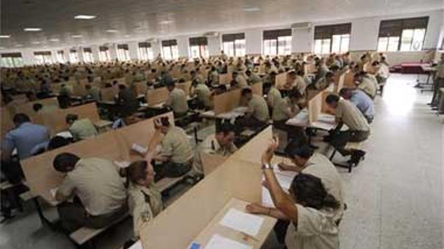 Tres mil soldados se examinan para cabos