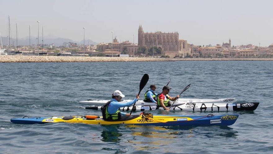 Los tres palistas inician la travesía Palma-Roma