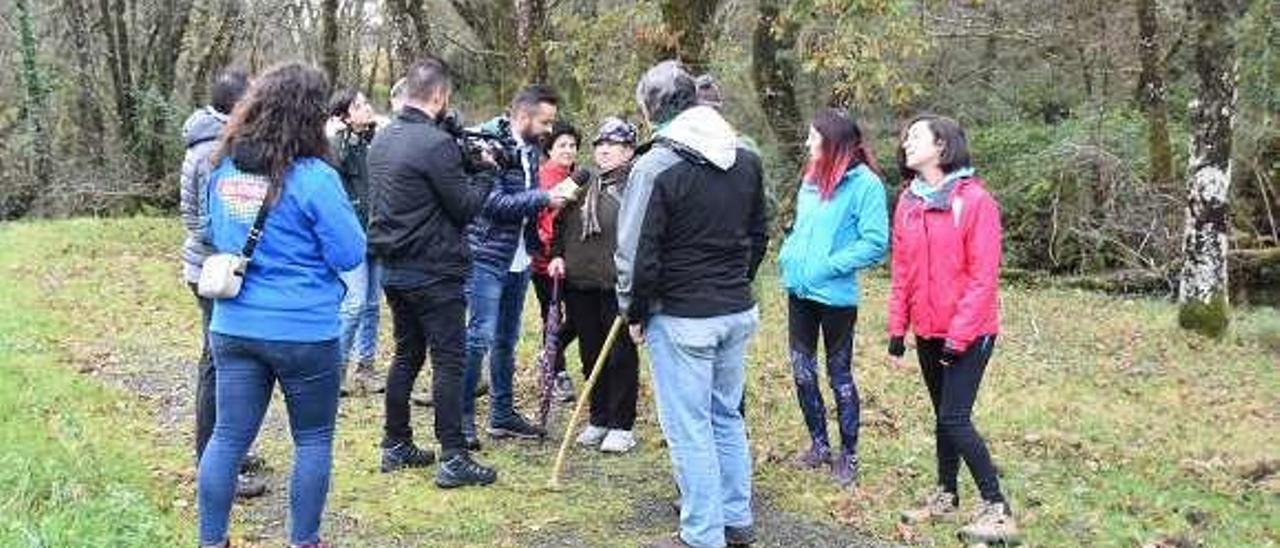 Colectivos de la zona, hablándole del Camiño a la TVG en A Freixeira de Forcarei el pasado fin de semana. // Codeseda Viva