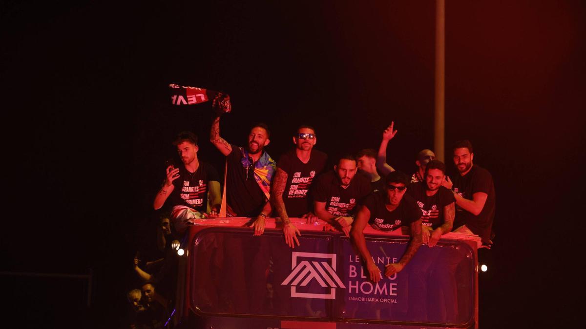 La plantilla del Levante UD durante la celebración del ascenso a Primera el lunes por València.