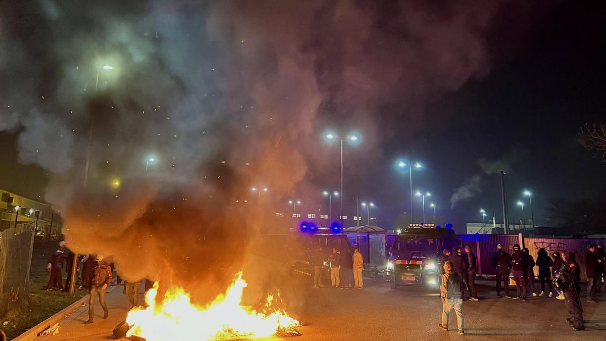 Los trabajadores penitenciarios vuelven a bloquear los accesos a las cárceles pero los Mossos lo evitan en Quatre Camins