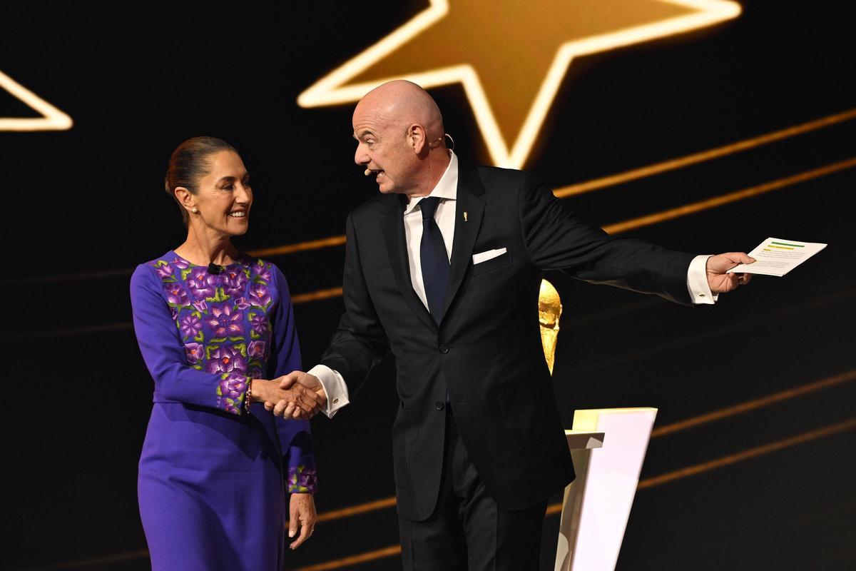 El presidente de la FIFA, Gianni Infantino, junto a la presidenta de México, Claudia Sheinbaum durante el sorteo del Mundial 2026
