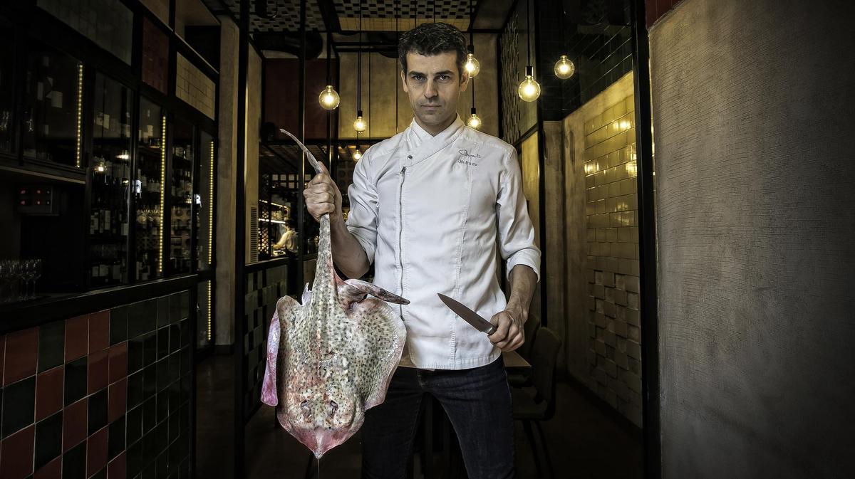 Mateu Casañas, dels restaurants Disfrutar i Compartir, explica com fa la recepta del suquet de rajada.