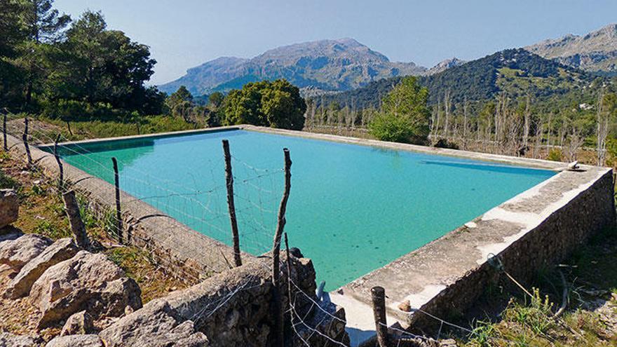 Da ist man schon bald da: der  Wasserspeicher von Binifaldó, im Hintergrund das Puig Roig Massiv, links davon die Roca Roja.