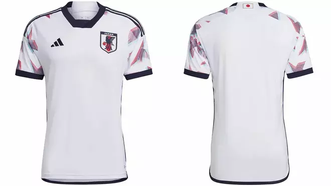 Japon (visitante): La camiseta blanca visitante agrega en las mangas el mismo gráfico inspirado en el origami que tiene el uniforme titular, en esta caso realizado con finas líneas azules y rojas, que generan un efecto 3D