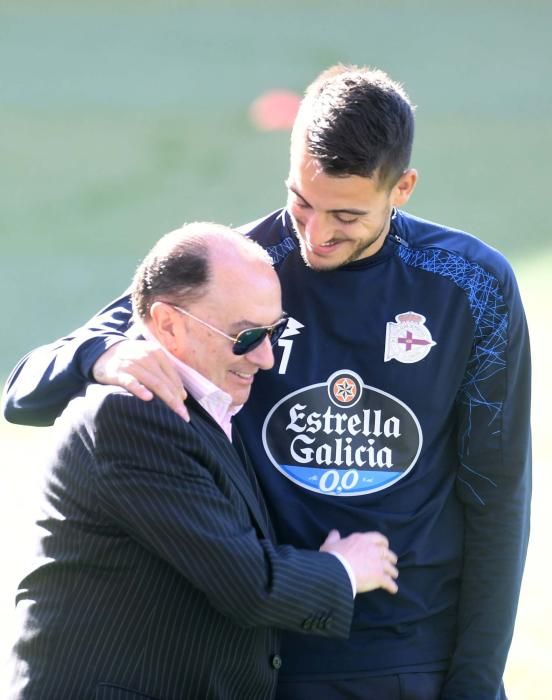 Sesión de entrenamiento en Riazor antes de disputar el trascendental encuentro ante el Granada.