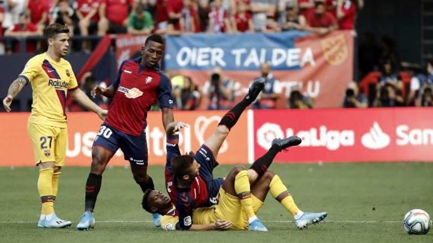 Oier y Semedo pugnan por un balón ayer en El Sadar.