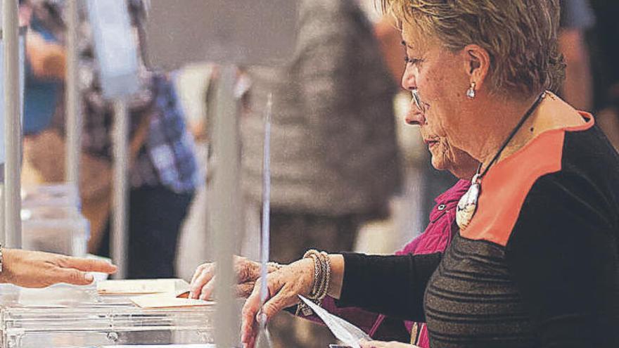 Dos mujeres se disponen a votar el domingo en una de las mesas de Parque La Granja, en la capital tinerfeña.