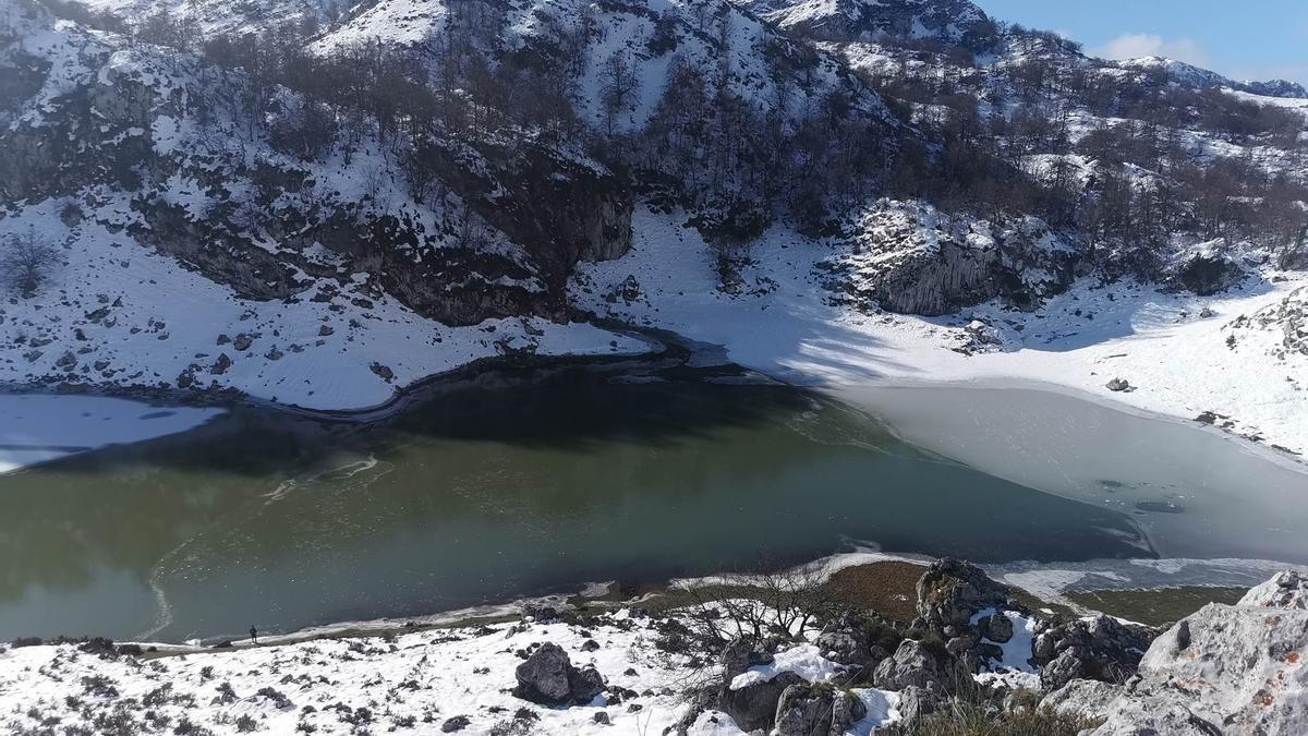 Deshielo del Bricial, el tercer lago de la vertiente canguesa del parque nacional de los Picos de Europa