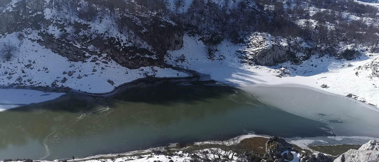 Deshielo del Bricial, el tercer lago de la vertiente canguesa del parque nacional de los Picos de Europa